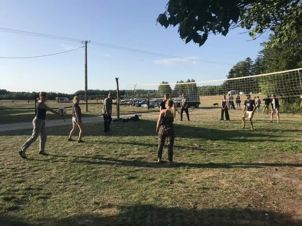 Gra w siatkówkę na obozie konnym na Mazurach
